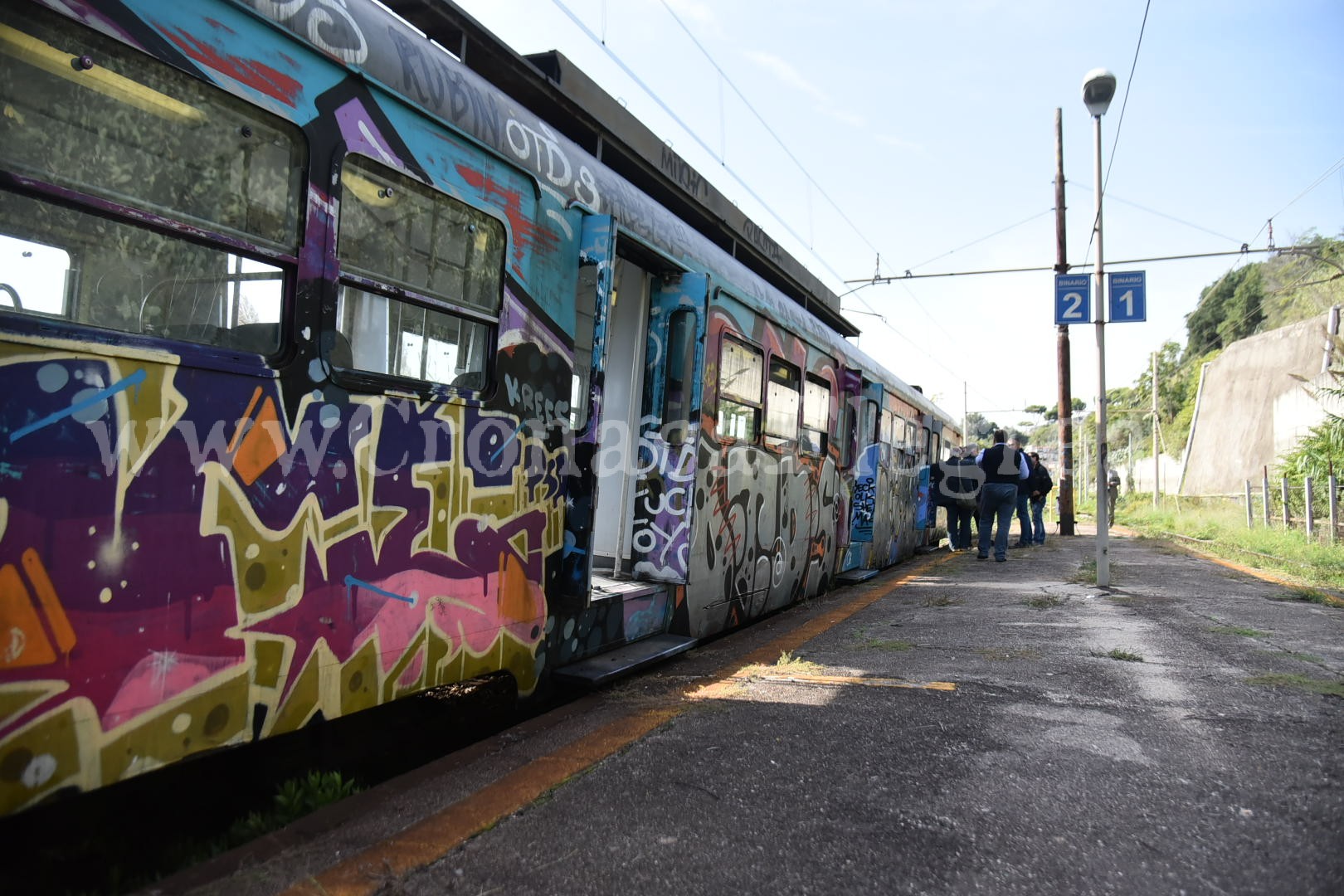 POZZUOLI/ Treno deraglia in stazione e finisce contro la banchina