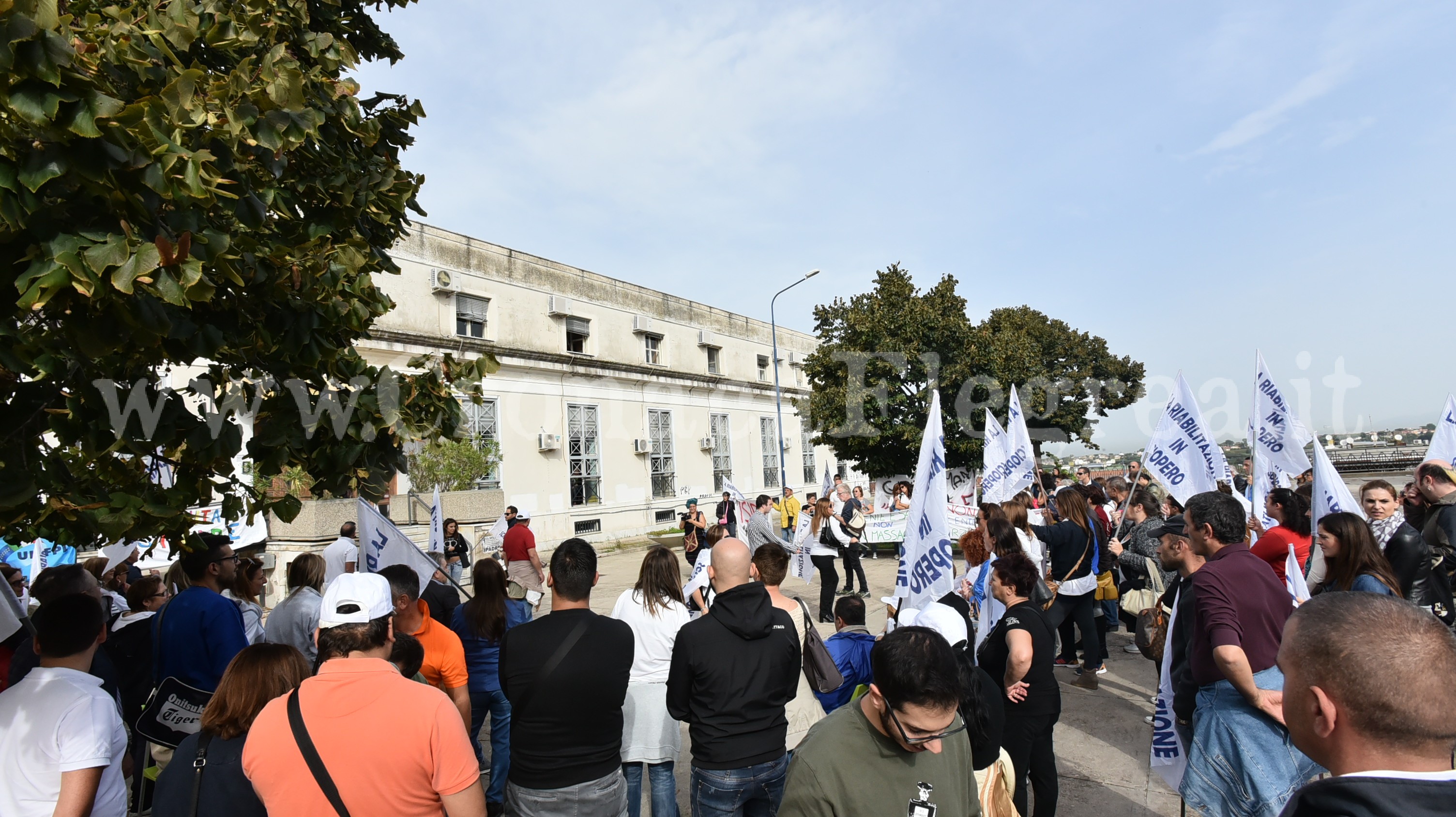 POZZUOLI/ Pazienti e lavoratori in piazza per difendere il centro “Iside” – LE FOTO