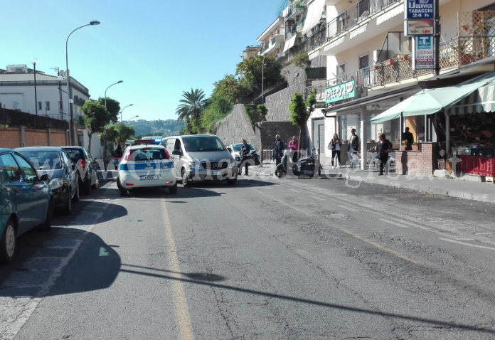Tragedia a Pozzuoli: ciclista colto da malore si accascia in strada e muore – LE FOTO