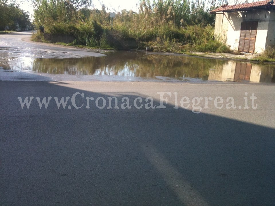 POZZUOLI/ Acqua e fango a Licola: disagi per gli automobilisti – LE FOTO