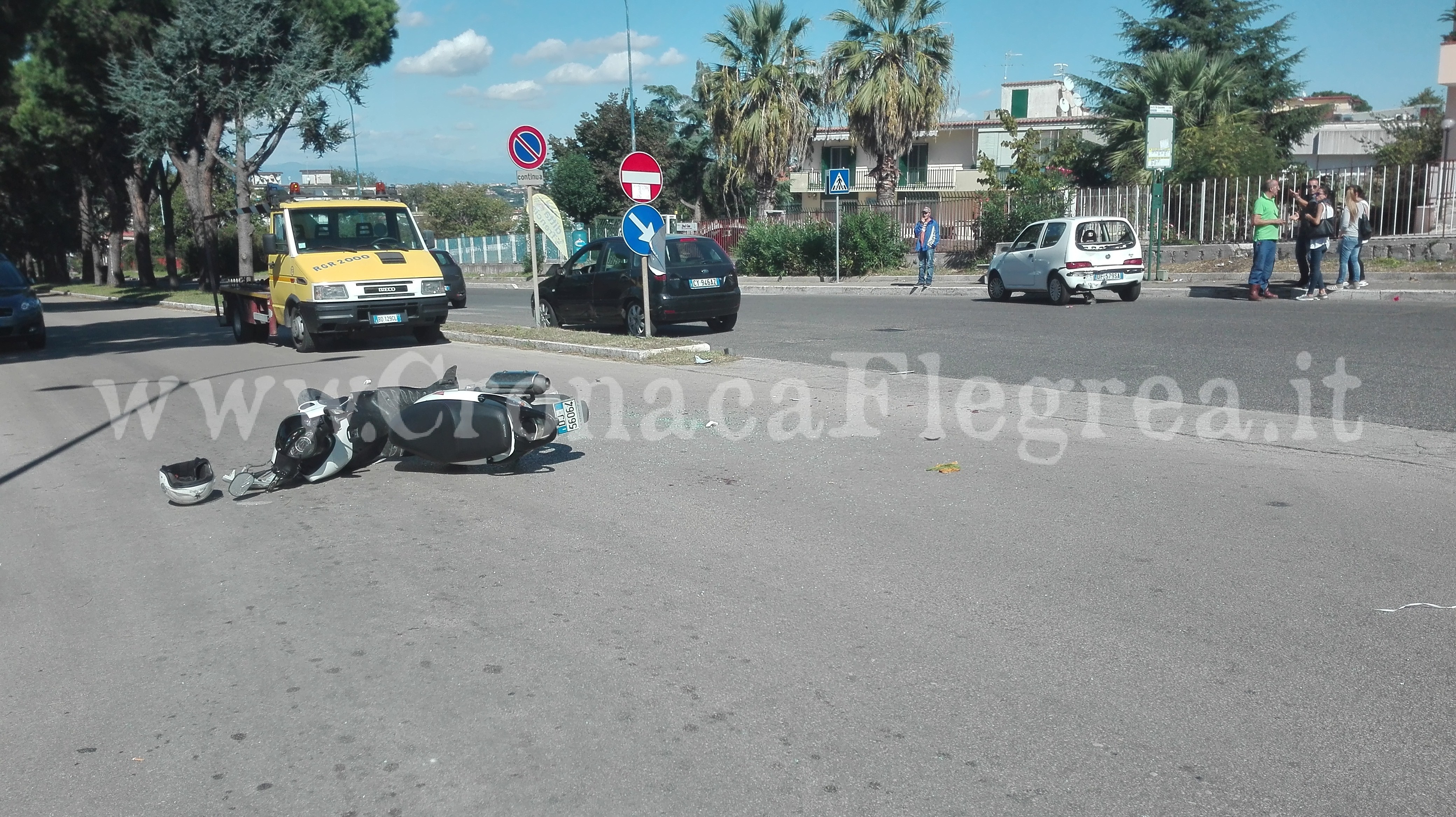 Scontro auto-moto a Monterusciello: 2 ragazzini salvi grazie al casco – LE FOTO