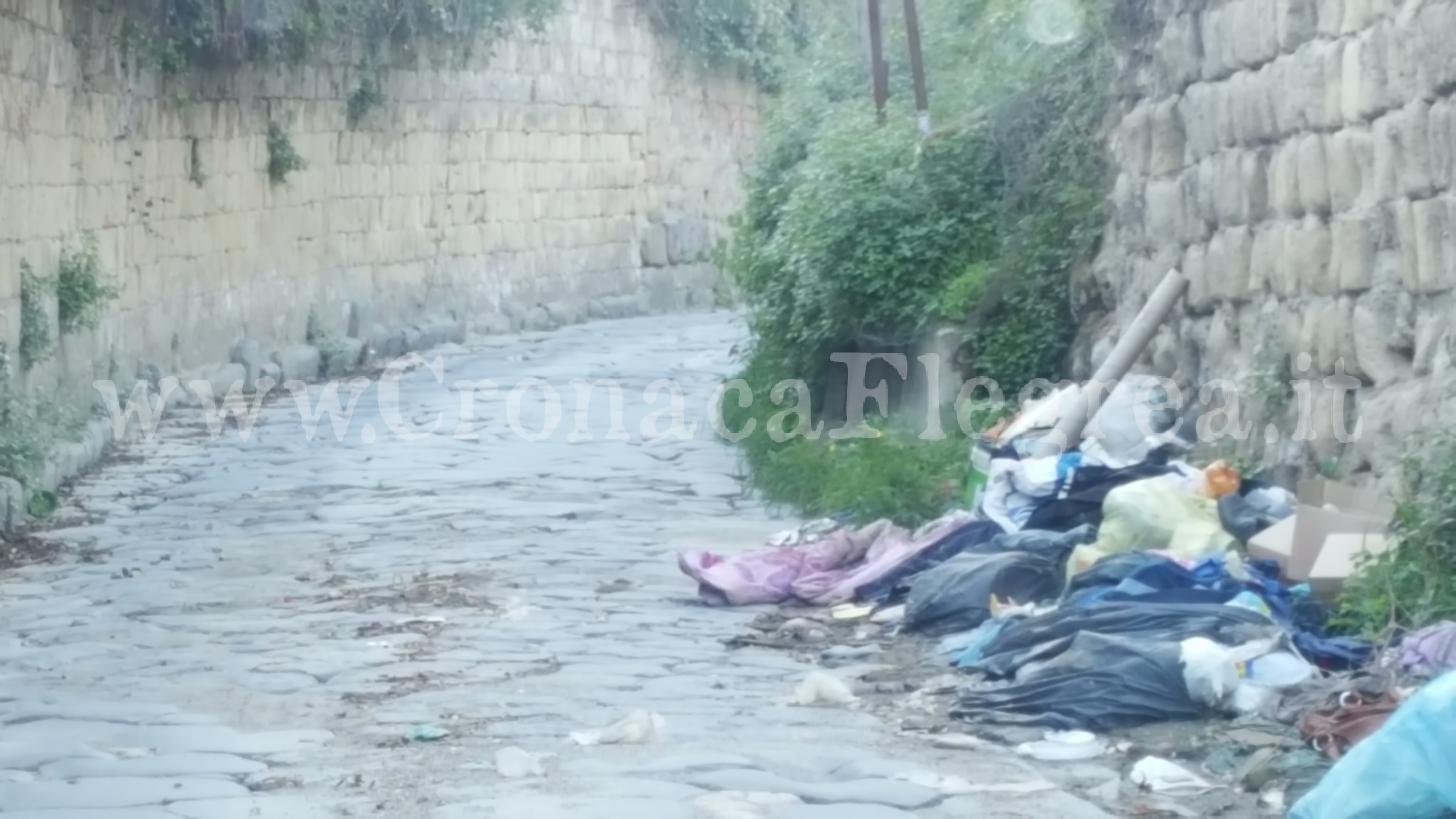 POZZUOLI/ Rifiuti sulla strada romana