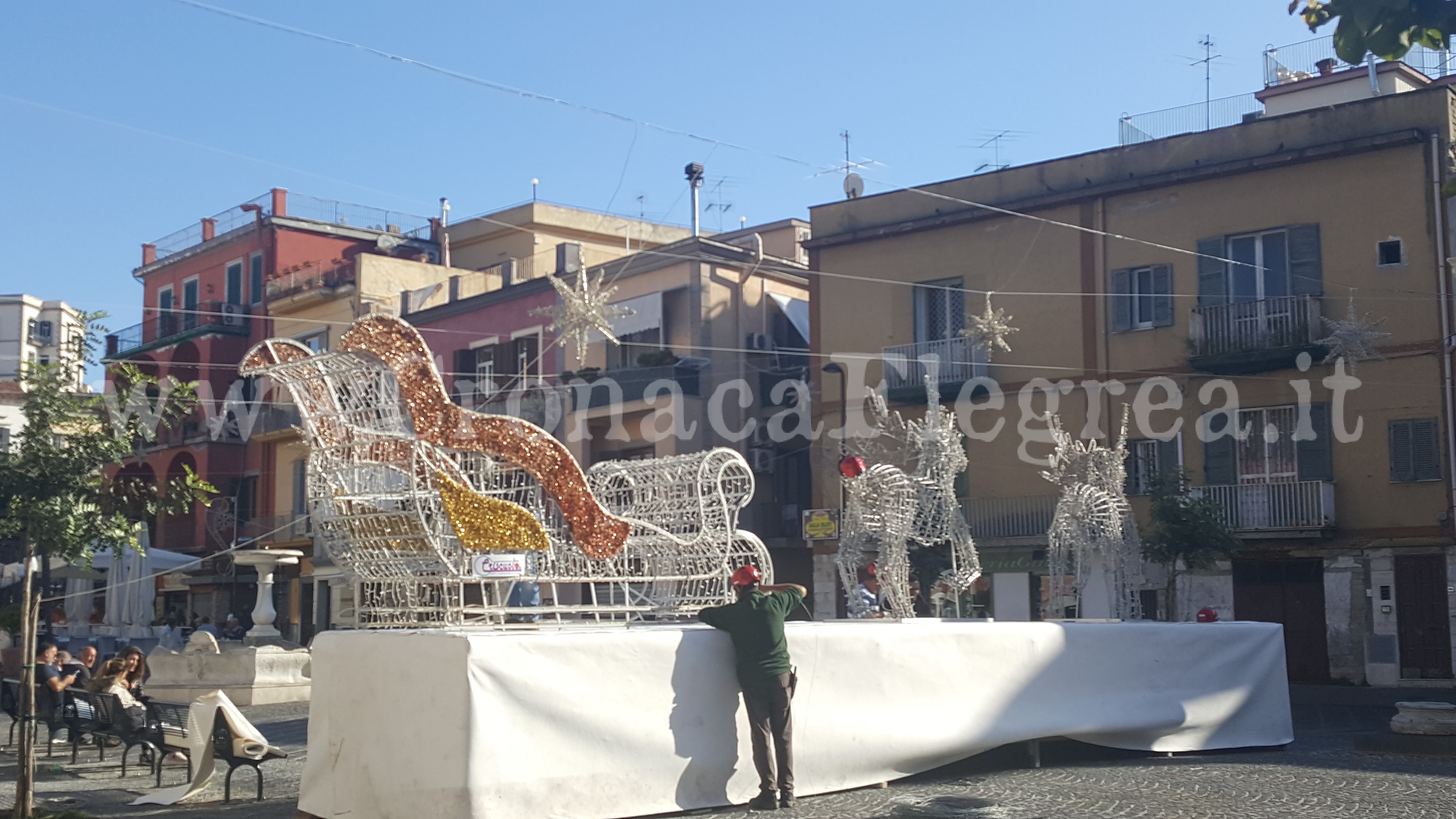 POZZUOLI/ Cielo stellato e slitta con le renne, ecco le prime luminarie – LE FOTO