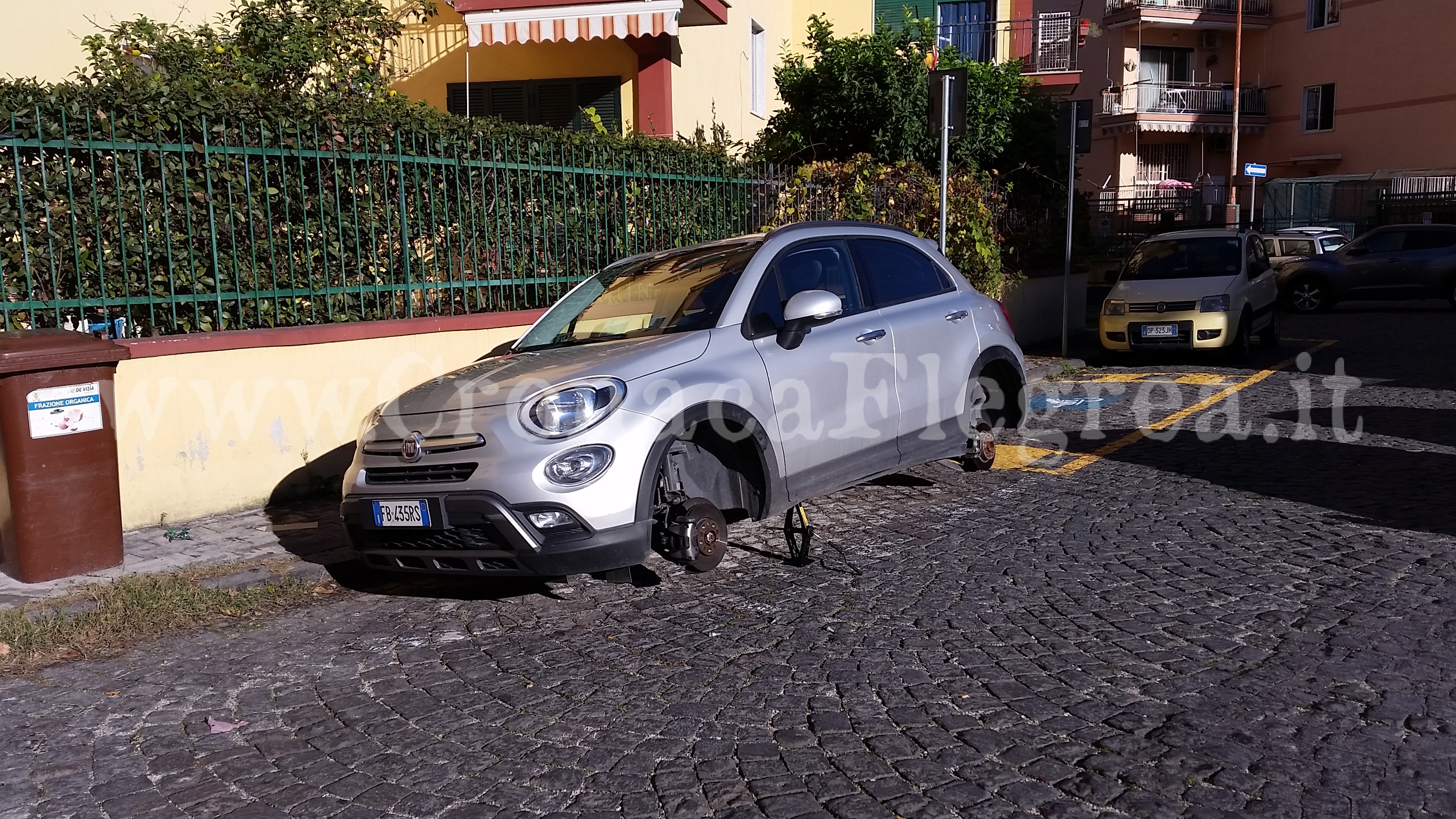 POZZUOLI/ Ladri scatenati: furti nelle auto e ruote rubate «Non ne possiamo più»