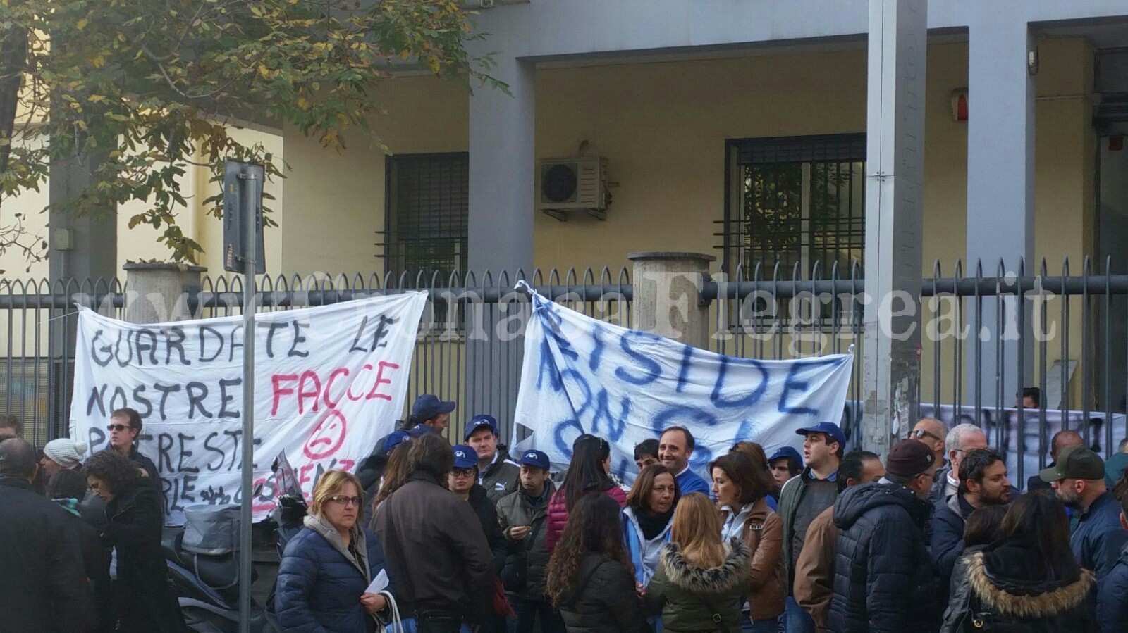 POZZUOLI/ Iside, presidio fuori l’Asl di Afragola: buone notizie in arrivo? – LE FOTO