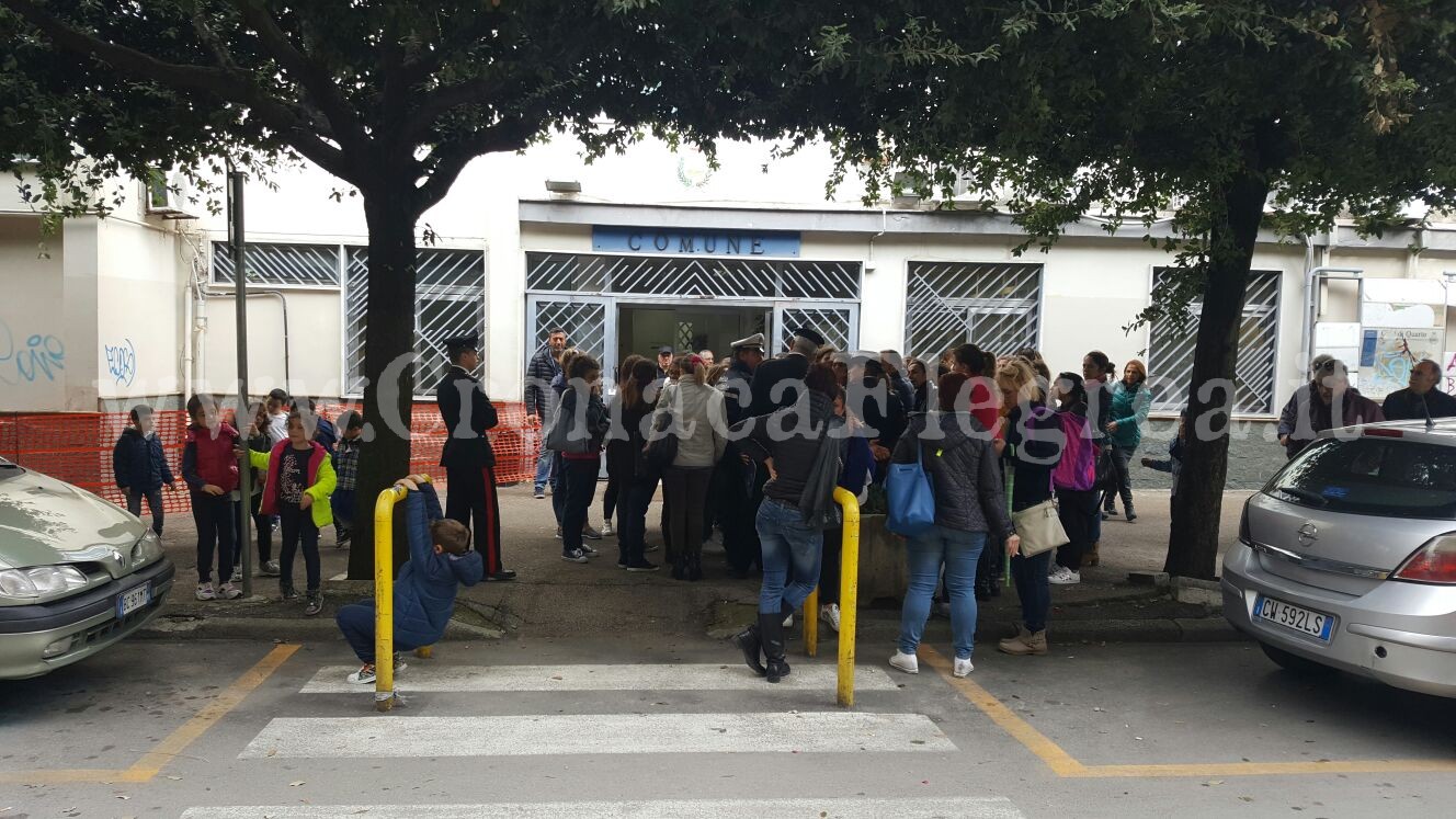 Caos scuole a Quarto, protesta al comune. Le mamme: «Il sindaco non vuole incontrarci» – LE FOTO