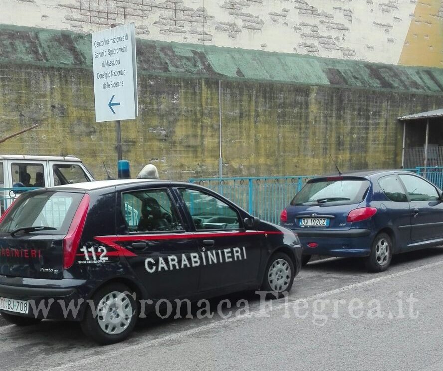 carabinieri all ingresso dell obitorio