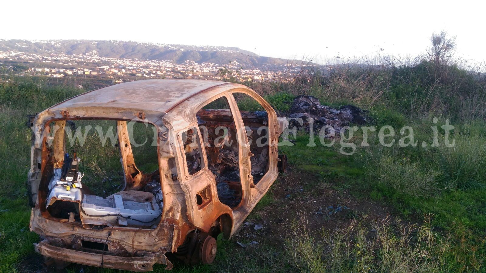 Discarica abusiva tra Quarto e Pozzuoli. La denuncia: «C’è di tutto»  – LE FOTO