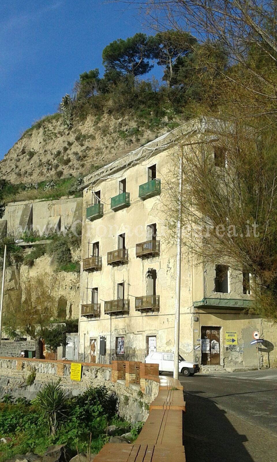 POZZUOLI/ Un palazzo abbandonato fa tremare i residenti – LE FOTO