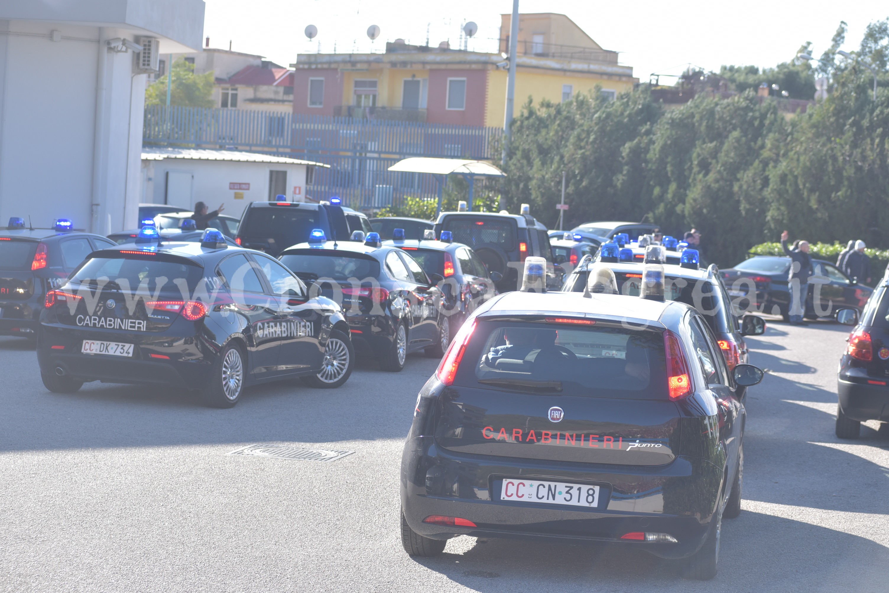 POZZUOLI/ Operazione anticamorra, l’uscita degli arrestati – IL VIDEO