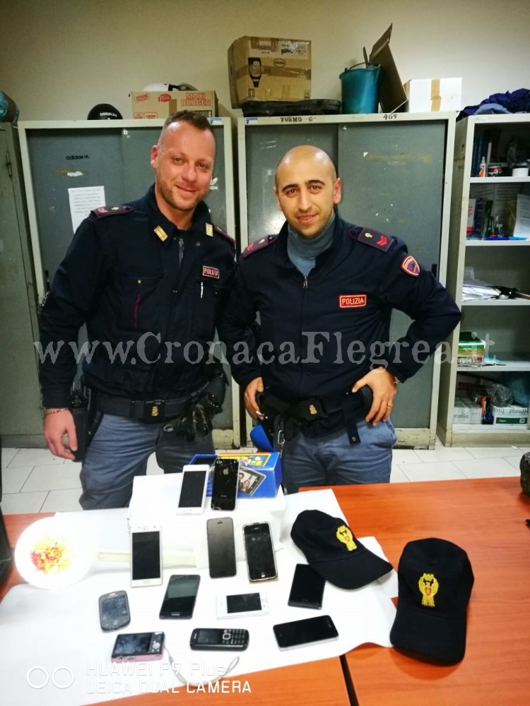 Polizia ferma 27enne con 12 cellulari