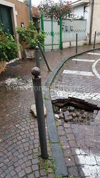 I LETTORI SEGNALANO/ «Voragine in via Pisacane a Pozzuoli»