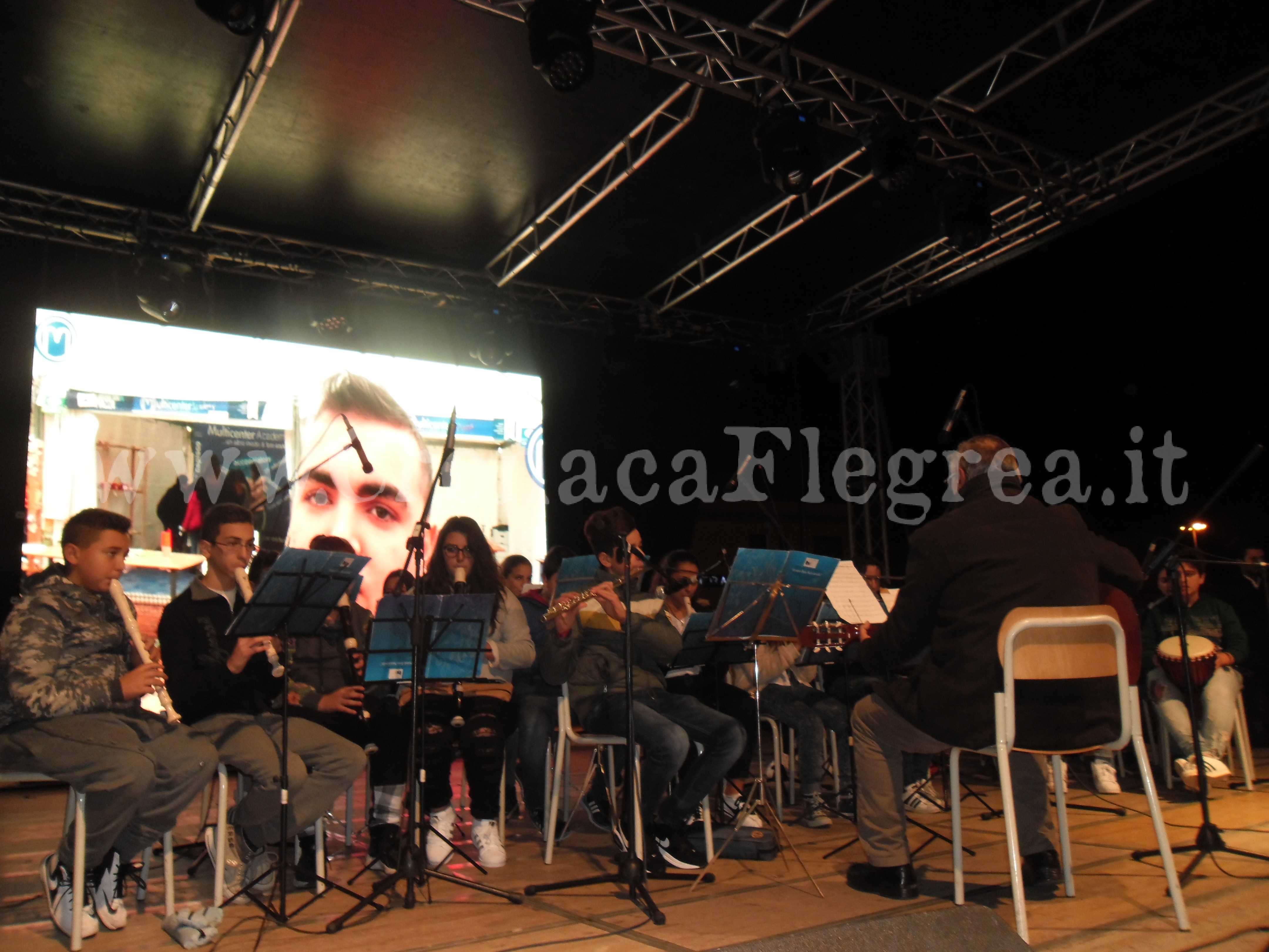 POZZUOLI/ Gli “Alunni per caso” incantano Piazza a Mare – LE FOTO