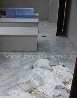 «Sala mortuaria dell’ospedale di Pozzuoli ridotta in discarica» – LE FOTO