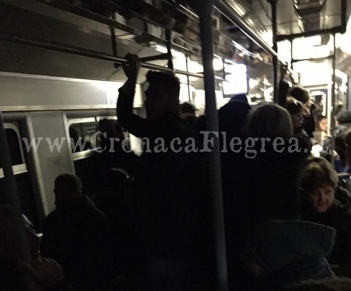 POZZUOLI/ Incredibile nella Circumflegrea: i passeggeri viaggiano al buio