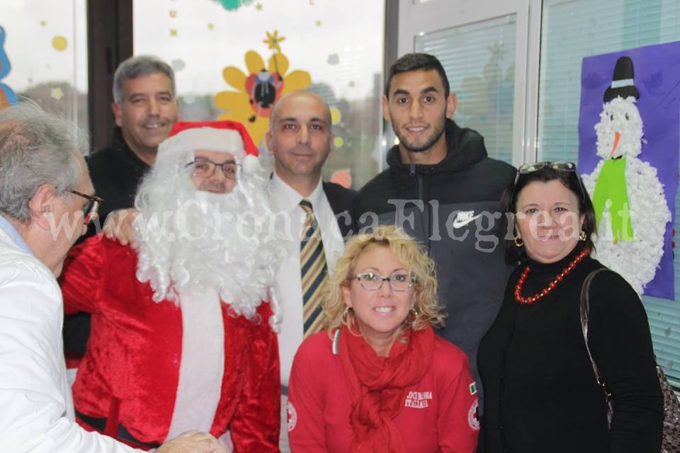 Ghoulam fa il Babbo Natale: regali ai piccoli ricoverati all’ospedale di Pozzuoli
