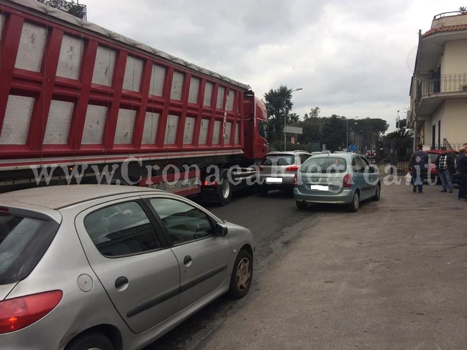 POZZUOLI/ Scontro auto-tir: traffico paralizzato e tensione ad Arco Felice – LE FOTO