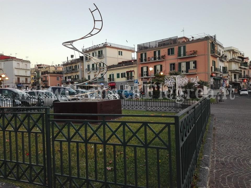 POZZUOLI/ Dietrofront del Comune: rimosse le luminarie dal monumento dedicato alle vittime di Monteforte