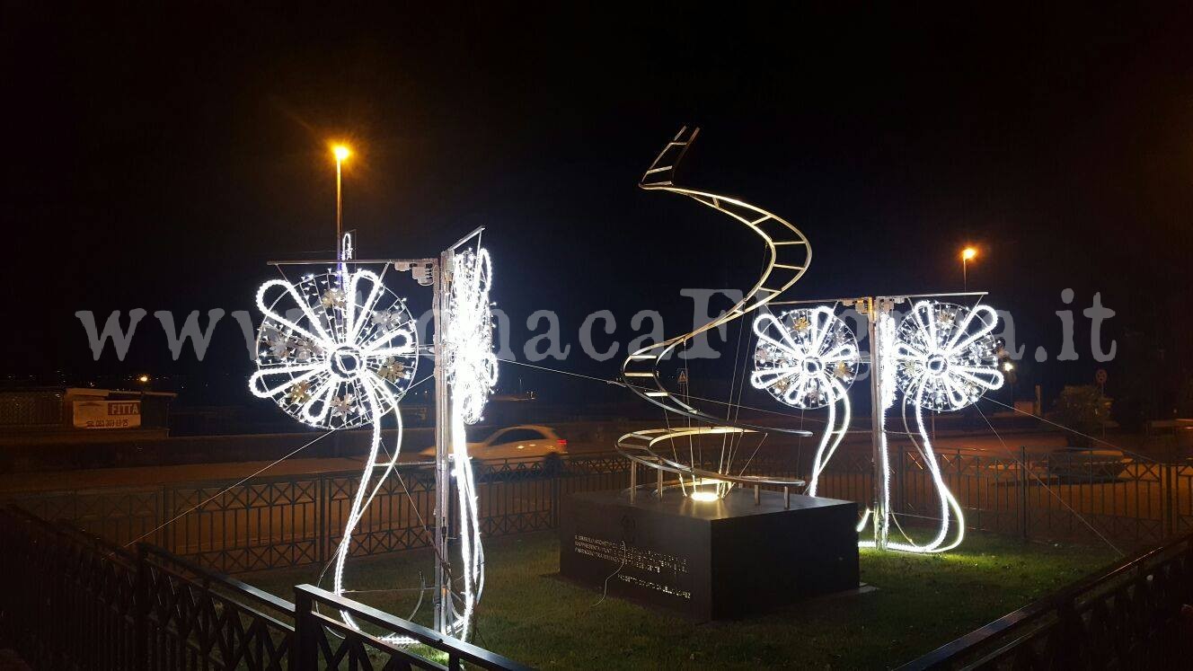 POZZUOLI/ Luminarie perfino nel monumento dedicato alle vittime di Monteforte Irpino