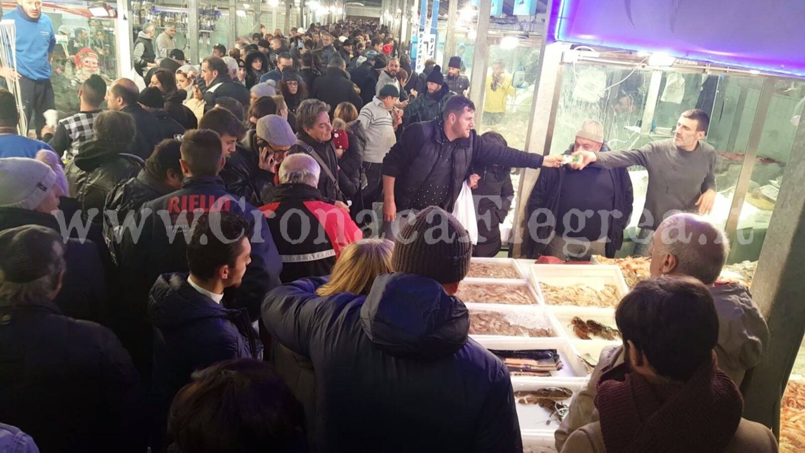 POZZUOLI/ Si rinnova la tradizione dell’antivigilia di Natale: in migliaia al mercato del pesce