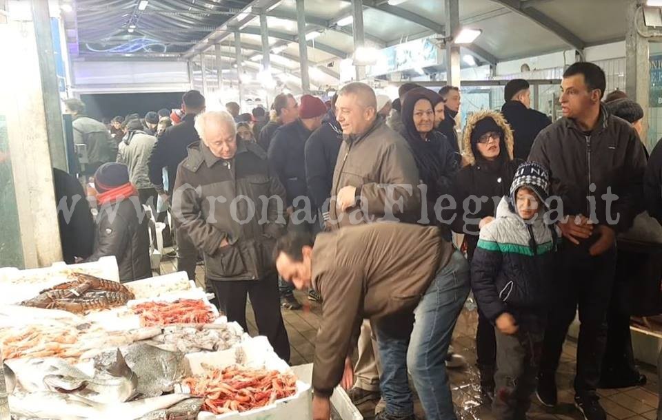 Il freddo non frena la tradizione: anche stanotte in migliaia al mercato di Pozzuoli