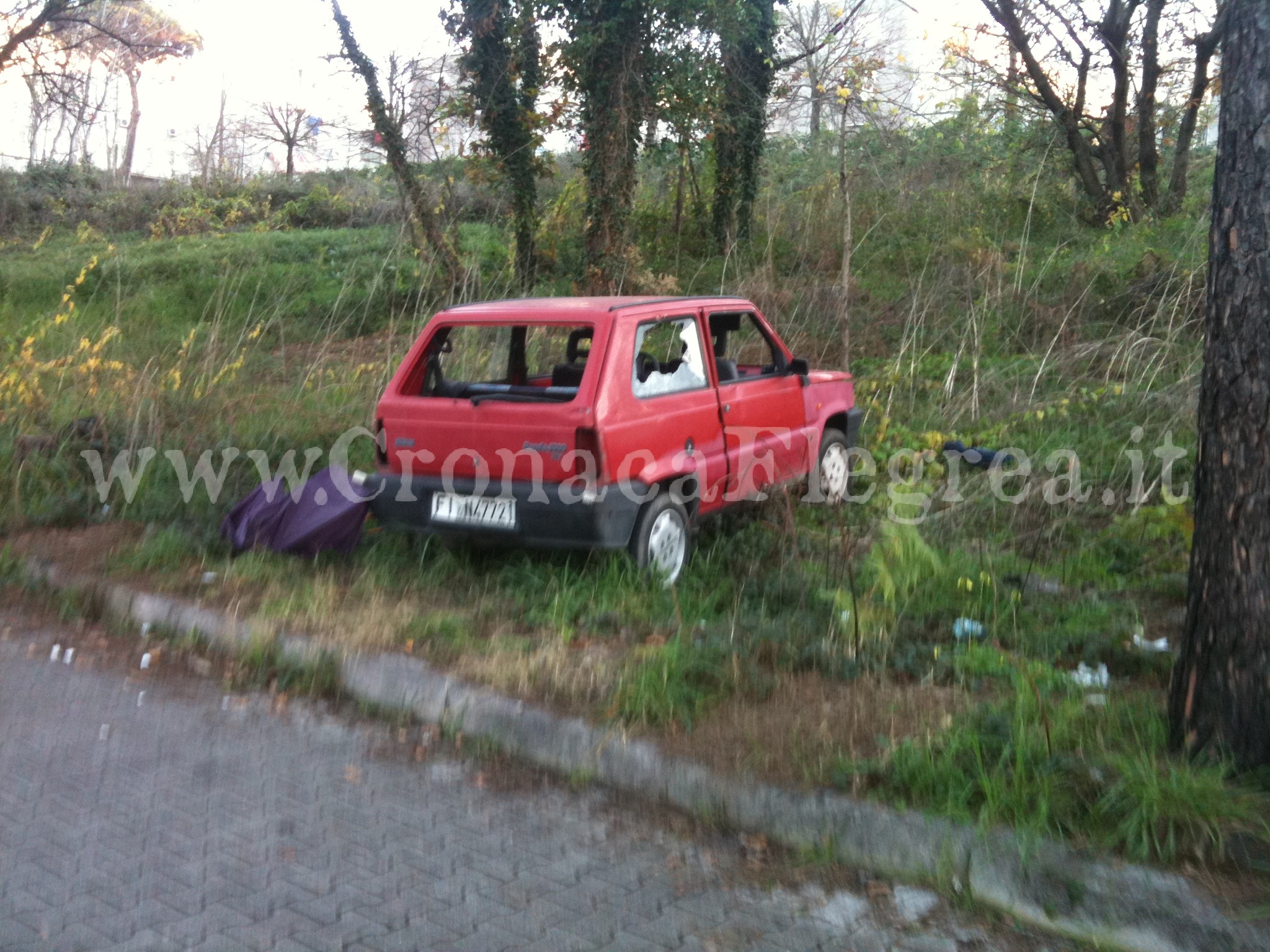 POZZUOLI/ Degrado a Monterusciello: auto abbandonata e distrutta lungo la strada – LE FOTO