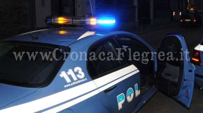 Follia a Bagnoli: tenta di uccidere i poliziotti durante un controllo