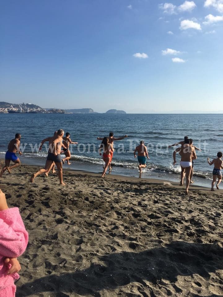 POZZUOLI/ Tuffo nell’acqua gelida: a Lucrino tradizione rispettata – LE FOTO