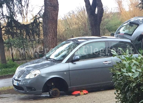 POZZUOLI/ Furto a Monterusciello, ladri portano via 4 ruote da un’auto