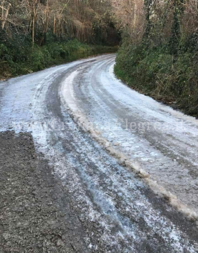 POZZUOLI/ Perde una condotta e la strada si ricopre di ghiaccio. L’ira dei residenti