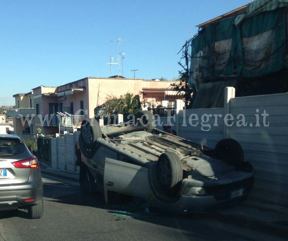 BACOLI/ Spaventoso incidente, auto si ribalta lungo la strada