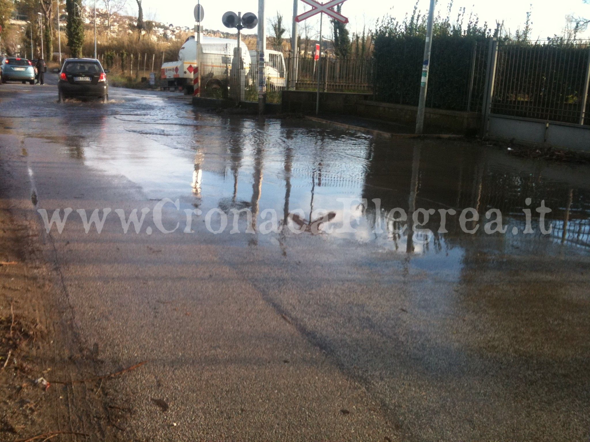 POZZUOLI/ Piove per poco e le strade di Licola si allagano – LE FOTO