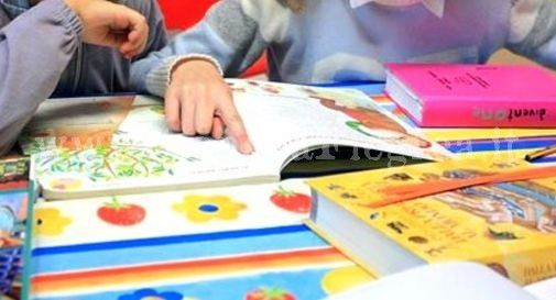 QUARTO/ Suona la prima campanella a scuola, donato il tricolore ad ogni istituto