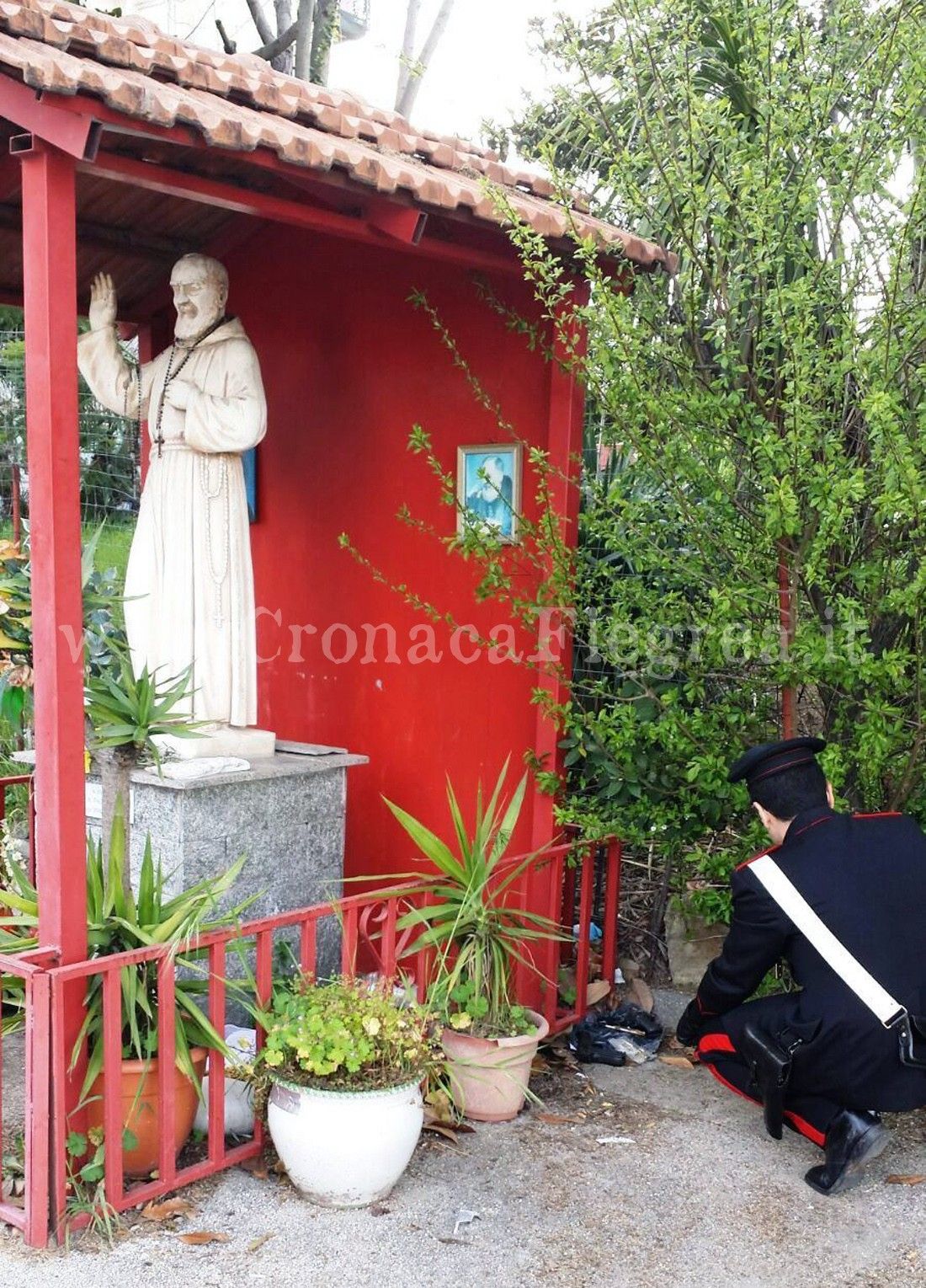 Tenta di estorcere una statua di Padre Pio: arrestato
