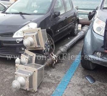 FOTONOTIZIA/ Vento forte abbatte un lampione sul porto di Pozzuoli