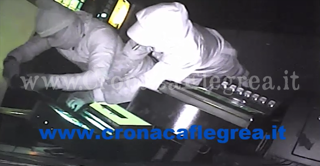 POZZUOLI/ Furto con scasso in Caffetteria, svaligiate le slot machine – IL VIDEO DEL RAID