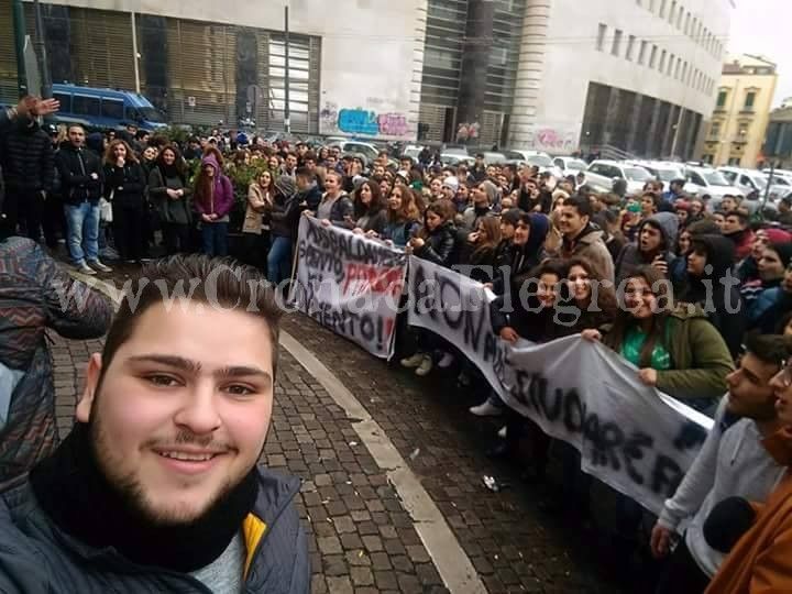 POZZUOLI/ Aule fredde, sit-in degli studenti alla Città Metropolitana – LE FOTO