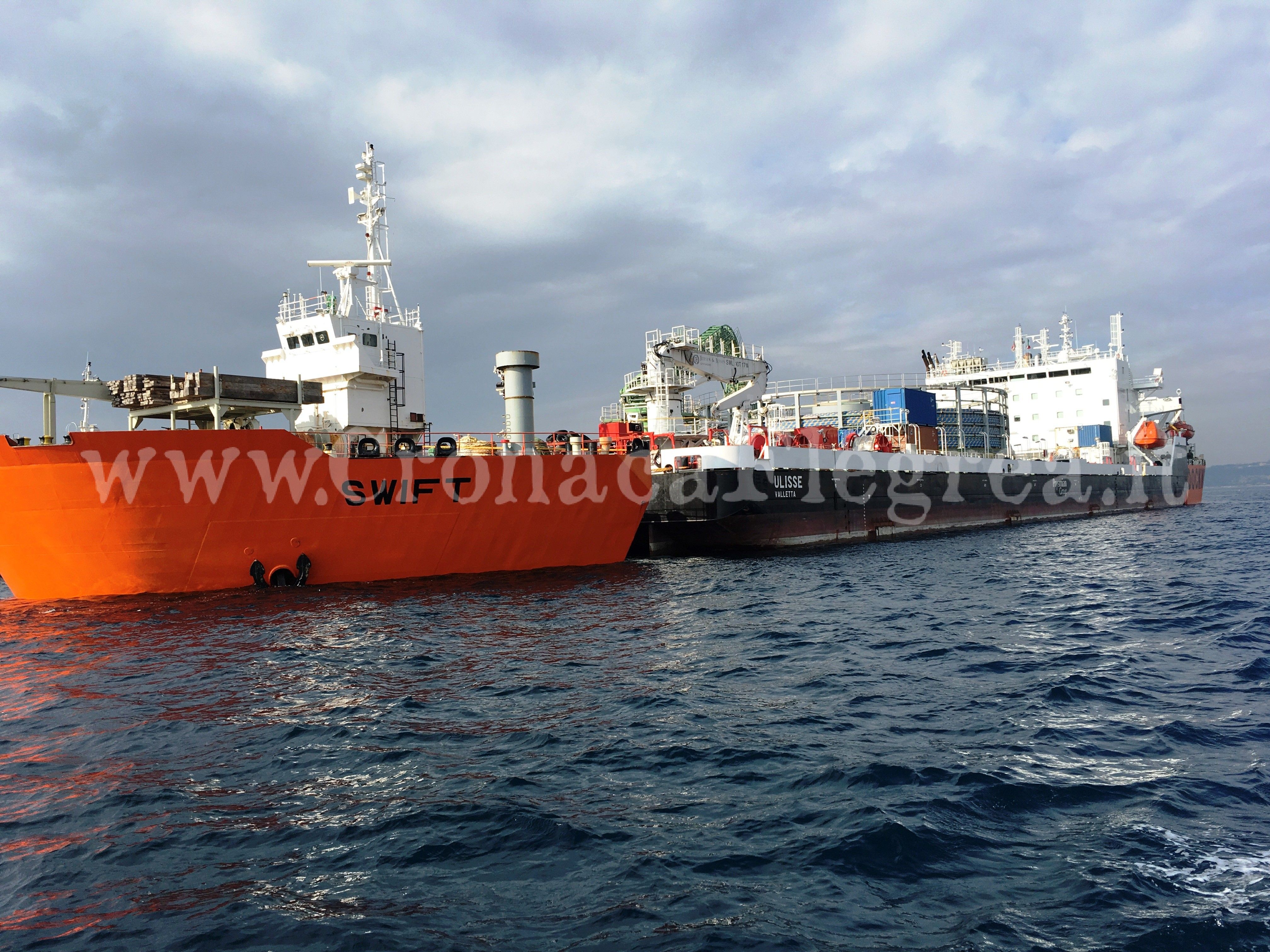 POZZUOLI/ Grandi operazioni per la Guardia Costiera: arriva il mega-pontone “Ulisse”
