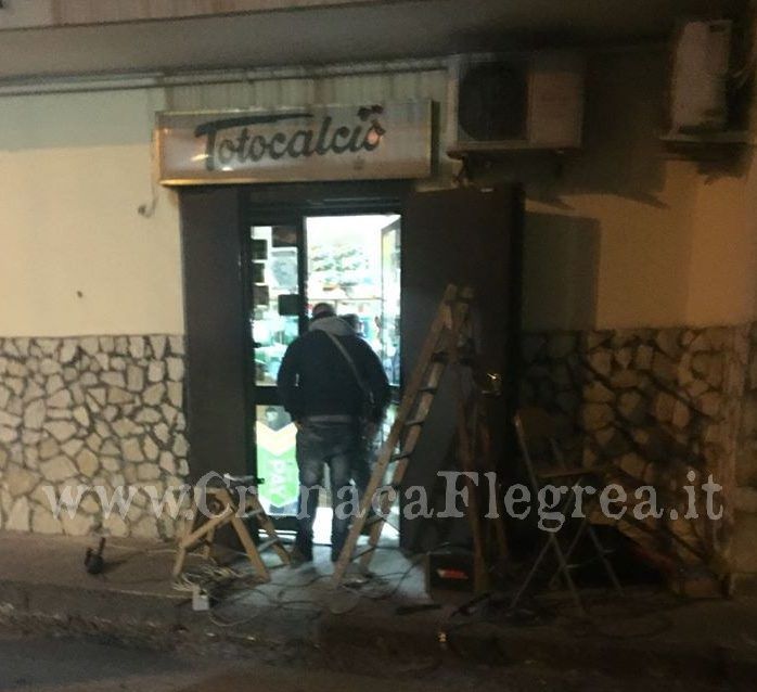 POZZUOLI/ I ladri non si fermano: nella notte scassinata anche una tabaccheria – LE FOTO