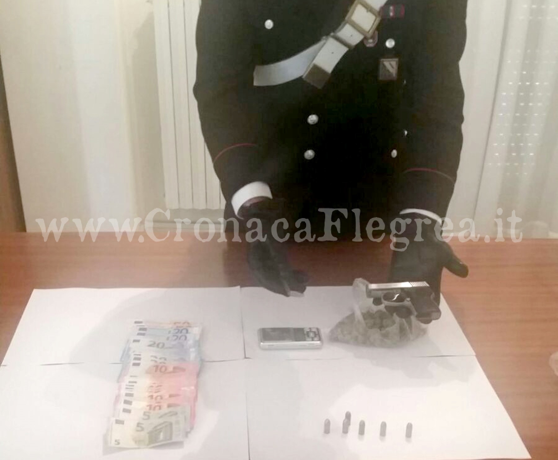 All’arrivo dei carabinieri tenta di lanciare una pistola dal balcone: arrestato