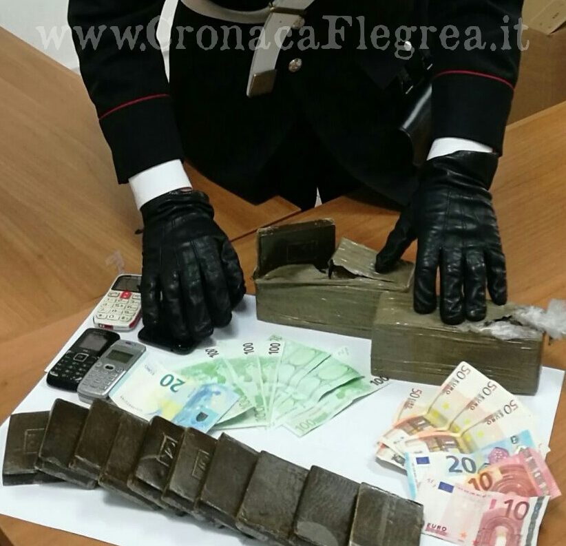 Da Latina al giuglianese per rifornirsi di droga: in un auto 3 kg di hashish e mille euro