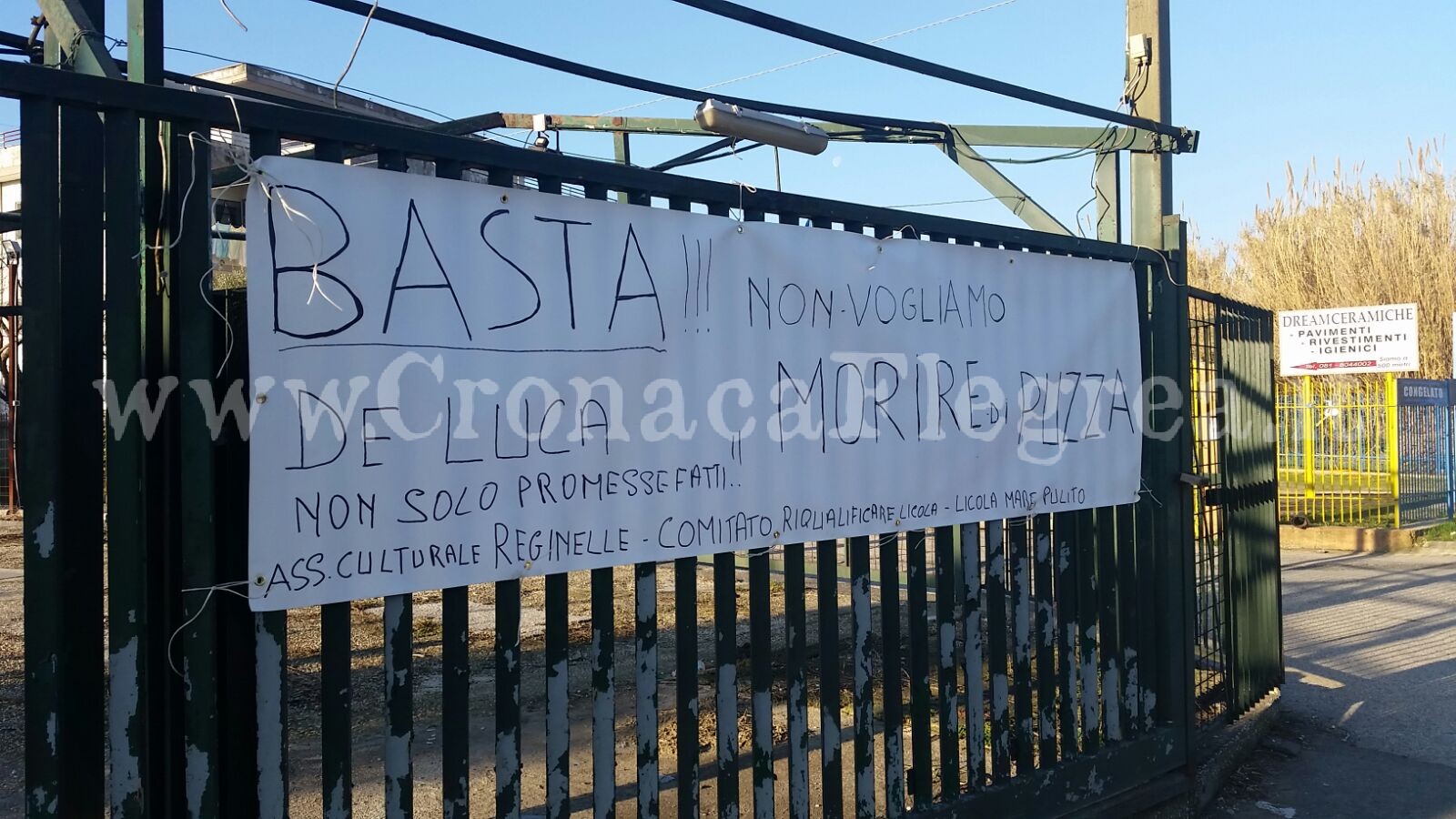 POZZUOLI/ De Luca ai depuratori di Licola, striscione di protesta «Basta promesse!» – LE FOTO