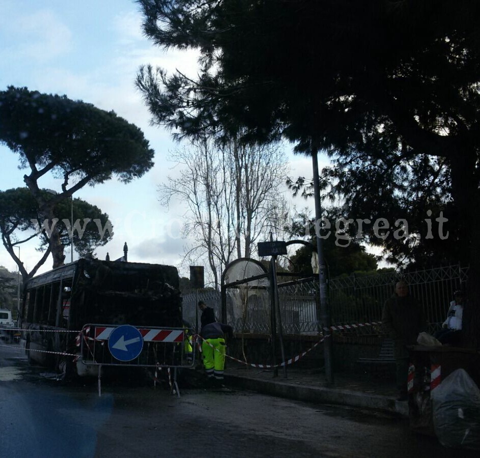 POZZUOLI/ Autobus in fiamme, paura ad Arco Felice – LE FOTO
