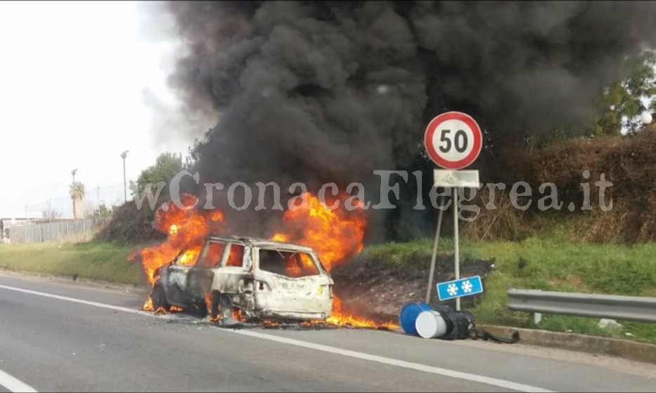 Auto in fiamme sulla Variante