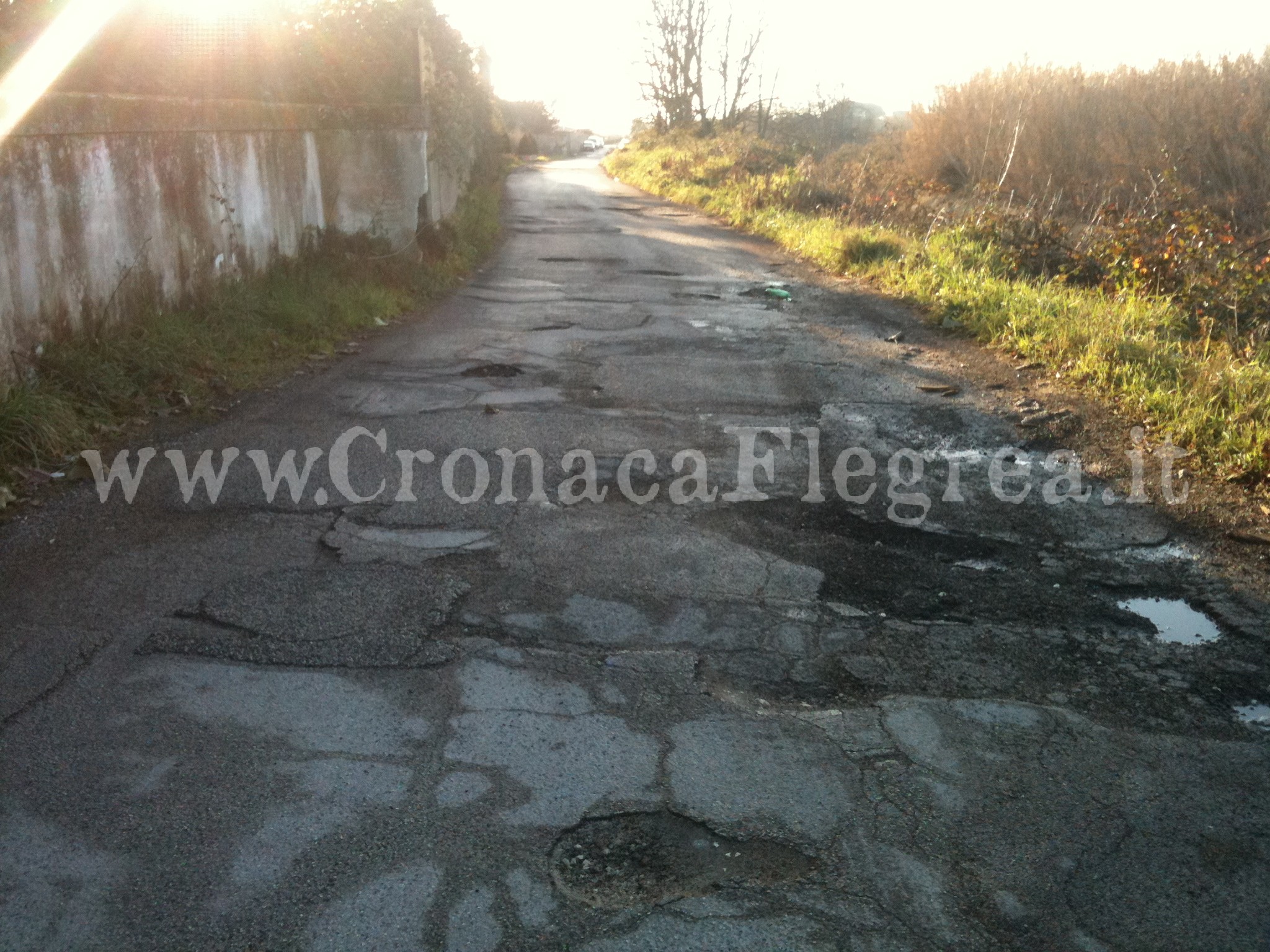 POZZUOLI/ Slalom tra buche e crepe pericolose in via Reginelle – LE FOTO