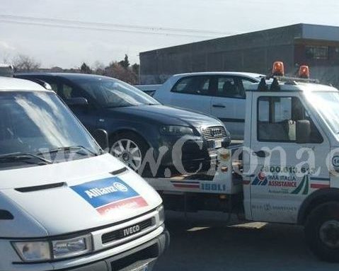 POZZUOLI/ Blitz nel campo rom, sequestrate le Audi che hanno terrorizzato i commercianti – LE FOTO