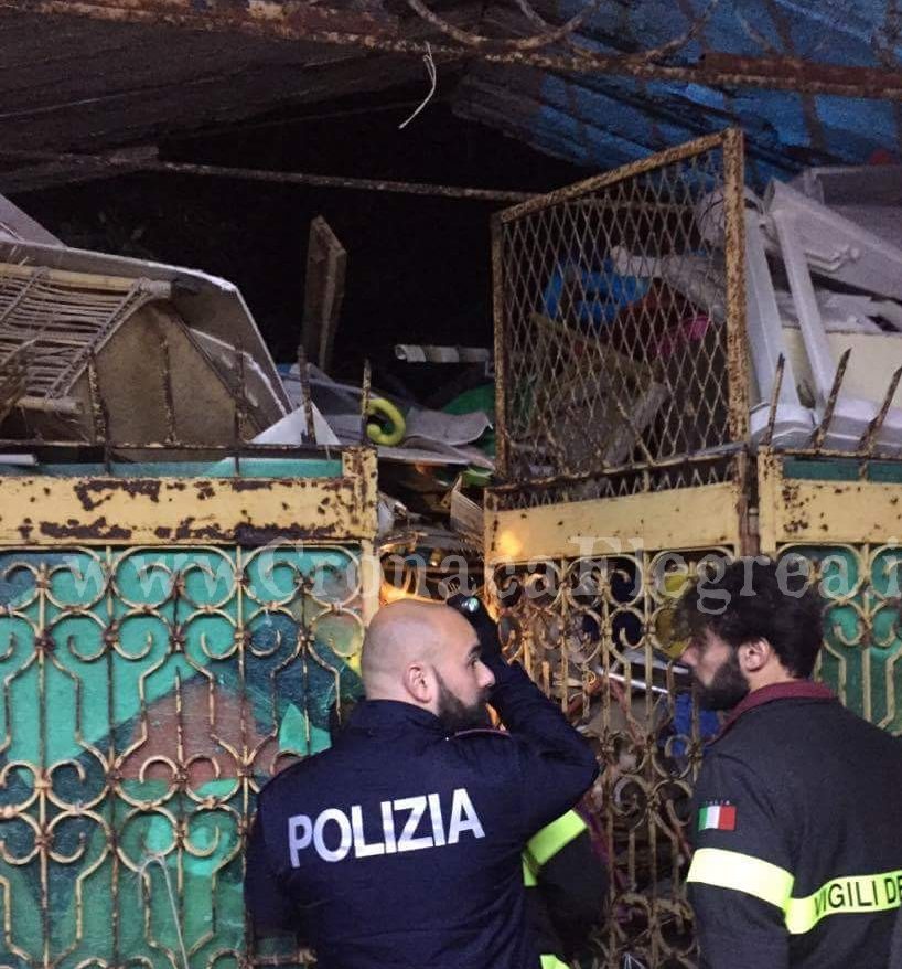 POZZUOLI/ Anziano sepolto in casa dagli oggetti accumulati in oltre 40 anni – LE FOTO