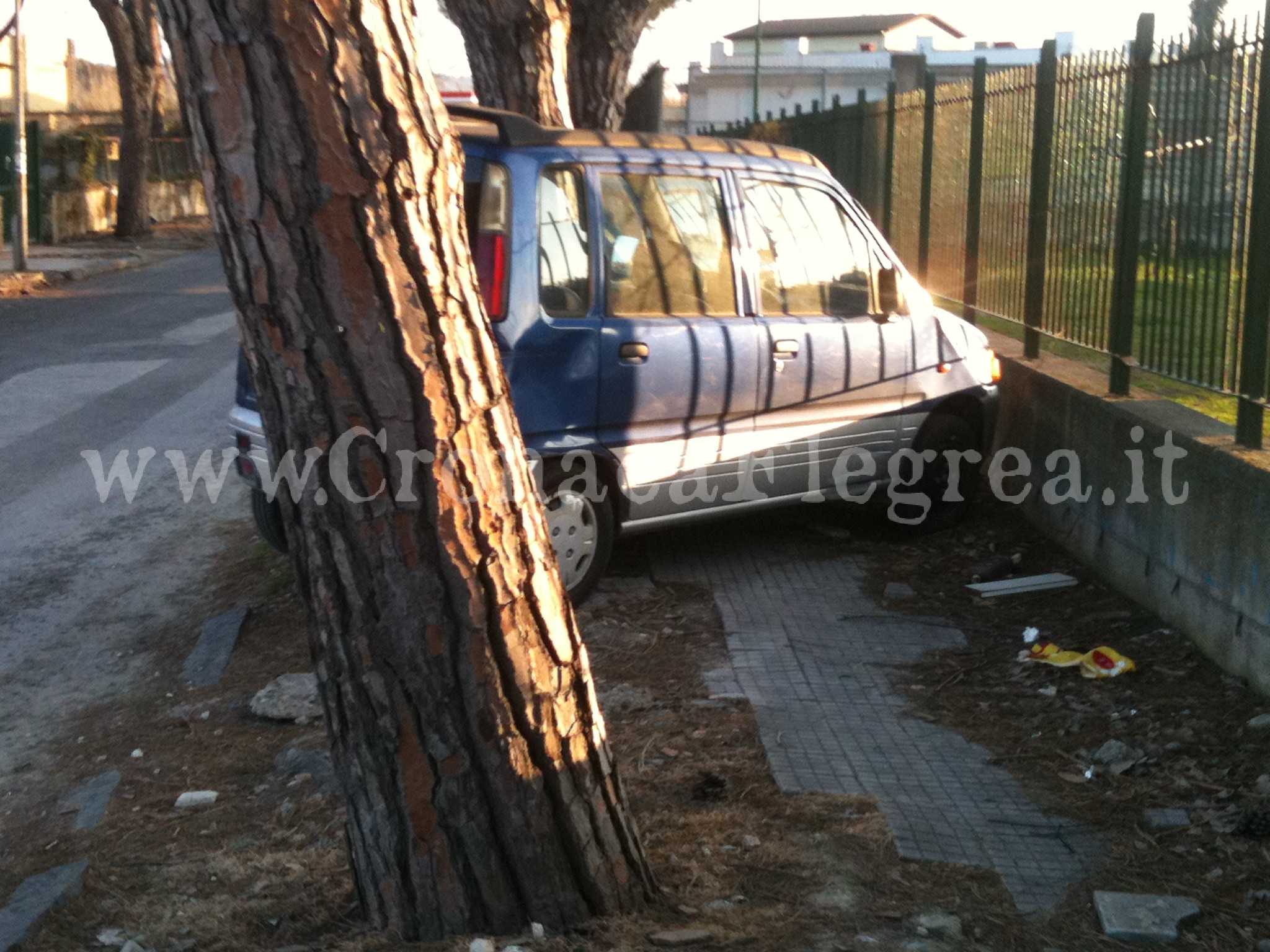 POZZUOLI/ I marciapiedi della vergogna diventano posti auto – LE FOTO