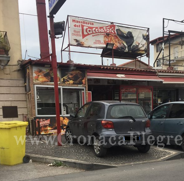 QUARTO/ Auto parcheggiata su marciapiede, pedoni costretti a camminare in strada