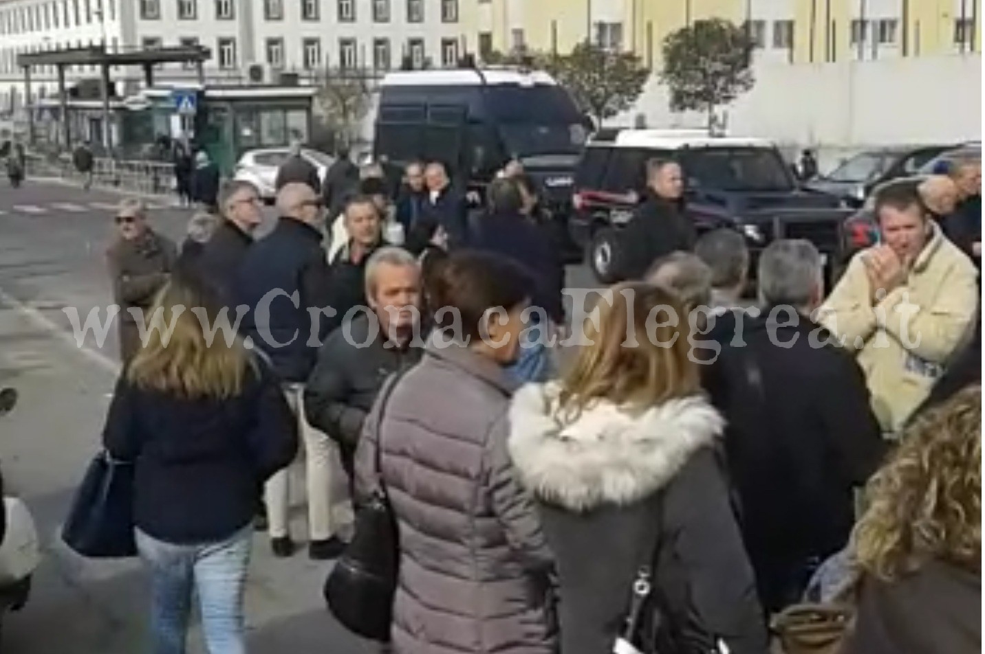 POZZUOLI/ Tragedia al corteo, insegue auto pirata e muore di infarto